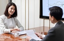 Câu hỏi phỏng vấn: “Nếu phát hiện tôi đi tất thủng, bạn sẽ nhắc như nào”, ứng viên trả lời khôn khéo, nhận được ngay công việc