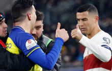 Ronaldo tỏ ra thoải mái với hào quang nổi tiếng, có hành động bất ngờ khi fan cuồng tràn vào sân