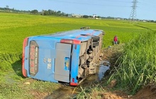 Xe khách lật nhào xuống ruộng, tài xế tử vong, nhiều người bị thương