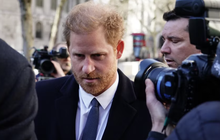 Harry “quyết chiến” với báo Anh: Trực tiếp ra mặt để dự buổi xử kiện về vi phạm quyền riêng tư và cáo buộc nghe lén điện thoại