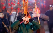 "Thắp ba nén hương, ước chục triệu": Giới trẻ Trung Quốc đua nhau lên chùa dâng hương, chăm chỉ hơn cả đi học