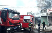 Thanh niên nghi ngáo đá dùng hung khí đâm công an rồi đốt nhà dân