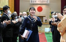 Chỉ có thể là Nhật Bản: Ngôi trường mở cửa chỉ để dạy 1 học sinh, giáo viên phải thay nhau đóng giả học trò để không khí bớt buồn chán