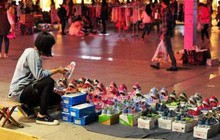 Sáng làm văn phòng, tối bán hàng rong, cô gái kiếm gần 7 tỷ đồng từ “siêu thị mặt đất”: Tưởng “dễ xơi” nhưng không phải ai cũng làm được