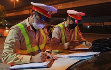 Hà Nội: Xin bỏ qua vi phạm bất thành, tài xế "cố thủ" hơn 1 giờ đồng hồ