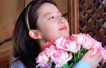 Đu trend ôm hoa như Lưu Diệc Phi, nữ streamer có "tiên tỷ" như bản gốc?