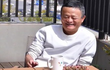 Tái xuất sau 1 năm ''ở ẩn'', tỷ phú Jack Ma gây chú ý với diện mạo giản dị và đôi giày vải: Càng giàu có, càng ít phô trương?
