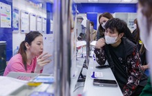 Người dân Hà Nội chen chân làm thủ tục chuẩn hóa thông tin thuê bao vì sợ bị khoá SIM