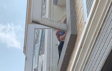 Nghẹt thở giải cứu người mẹ ôm con định nhảy lầu tự tử