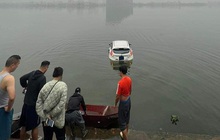 Hà Nội: Ô tô bất ngờ lao xuống hồ Tây