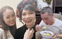 Bà xã kém 15 tuổi cho "lên sóng" bữa cơm giản dị của nghệ sĩ Công Lý, camera bắt trúng chi tiết gây xúc động