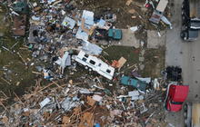 Cảnh hoang tàn sau khi cơn bão quét qua Mỹ khiến hàng chục người thương vong