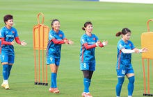 Huỳnh Như cùng đồng đội thích thú với bài tập vỗ tay theo nhịp, tạo hứng khởi trước thềm World Cup 2023