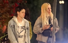 Kristen Stewart và bạn gái diện đồ đồng điệu đi chơi tối