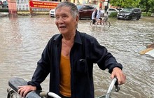 Cụ ông hạnh phúc "đội mưa" đón cháu đi nhận giấy khen