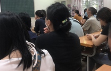 Nhiều cha mẹ đi họp phụ huynh bấm điện thoại nhưng lại cấm con sử dụng