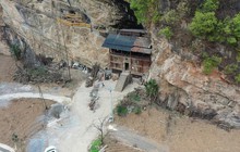 Ngôi nhà vách đá “không tranh chấp với đời' hơn 100 tuổi, sở hữu 2 yếu tố ít nơi có