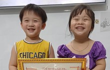 Hai bé song sinh hạnh phúc được ông ngoại tặng tấm giấy khen "vô giá"
