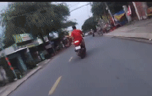 Hình sự truy đuổi nghi can cướp giật như phim hành động ở TPHCM