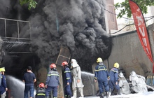 Hà Nội: Hiện trường vụ cháy ngùn ngụt cơ sở sửa chữa lốp ô tô và 2 nhà liền kề
