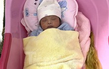 Bé gái sơ sinh còn cuống rốn bị bỏ rơi trước khu trọ ở Bình Dương