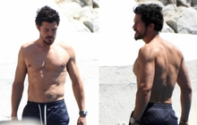 Tài tử Orlando Bloom khoe body săn chắc trên bãi biển