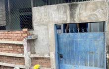 TP Thủ Đức: 1 người trong tư thế treo cổ trước cửa nhà
