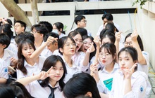Lễ bế giảng tại ngôi trường cấp 3 lọt thỏm giữa lòng ĐHQG, khuôn viên bé nhưng đạt toàn thành tích cực to!