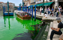 Nước tại kênh đào Venice thơ mộng đột ngột đổi sang màu xanh lục, nguyên nhân là gì?