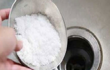 Đổ muối xuống đường ống thoát nước có công dụng gì?