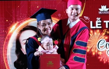Tân dược sĩ bế con nhận bằng: Sinh mổ 6 ngày chưa cắt chỉ, uống giảm đau đi thi