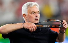 Mourinho ném huy chương, mỉa mai trọng tài sau thất bại