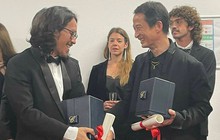 Đoạn trò chuyện hiếm hoi giữa Trần Anh Hùng và Phạm Thiên Ân sau chiến thắng ở LHP Cannes