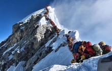 Sự thật phía sau cảnh "tắc đường" lên đỉnh Everest