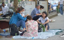 Nỗi lòng cha mẹ ngày con thi vào lớp 10: Phơi mình giữa nắng gần 40 độ, trải áo mưa xuống nền đất nóng đợi tin con