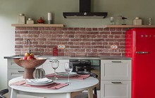 Ấn tượng thiết kế bếp nhỏ có điểm nhấn là bức tường gạch trần
