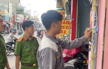 5 người làm nghề hút bể phốt dán hàng nghìn tờ quảng cáo nơi công cộng