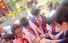 Cuối năm học, phụ huynh oằn lưng gánh phí