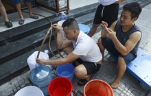 Hà Nội: Chung cư mất nước, hàng trăm người dân đội nắng 40 độ C, xách từng bình nước về sinh hoạt