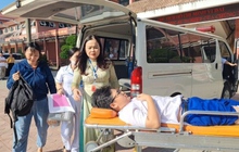 Giám đốc Sở GD&ĐT Quảng Trị đưa nam sinh bị gãy chân vào phòng thi