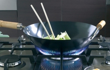 Cùng nấu bằng nồi gang, nồi inox và nồi nhôm, thức ăn ở nồi nào sẽ chín nhanh nhất? Đầu bếp chuyên nghiệp đưa ra câu trả lời