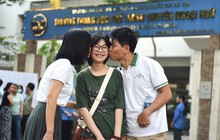 Phụ huynh dậy từ 5 giờ sáng đưa con đi thi vào lớp 10 trường THPT chuyên Ngoại ngữ