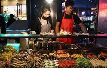 Hai vợ chồng Trung Quốc bán thịt xiên giá rẻ, chẳng mấy chốc mua nhà tậu xe: Làm nhỏ ăn lớn không khó, tất cả là nhờ 3 "độc chiêu"