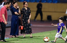 Ba thế hệ nhà bầu Hiển cùng đá bóng vui đùa sau trận Hà Nội 1-0 Nam Định