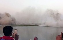 Ấn Độ: Cầu đang xây đổ sập xuống sông Hằng, người chứng kiến sốc nặng