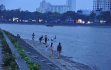 Hà Nội: Hồ Linh Đàm trở thành "bãi biển giải nhiệt" giữa nắng nóng đỉnh điểm, người dân lưu ý thứ luôn cần mang theo để phòng thân
