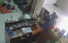 Hình ảnh người đàn ông phạm pháp trong nhà nghỉ trước mặt 2 trẻ