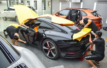 Dùng cuộn giấy dài bằng 6 tầng nhà đổi màu Porsche 911, người dán chia sẻ: "Dễ hơn làm xe phổ thông"