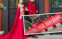 Người phụ nữ căng băng rôn phá đám cưới chồng cũ để đòi 33 tỷ đồng