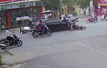 Camera ghi lại thời khắc "xe điên" lao như tên bắn hất văng nhiều người